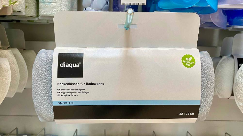 Ein getestetes Nackenkissen hängt im Regal.