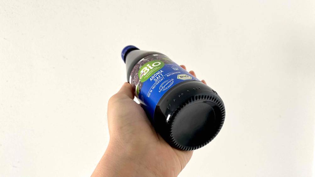 Aroniasaft getestet: Nahaufnahme Boden einer Flasche Aroniasaft.