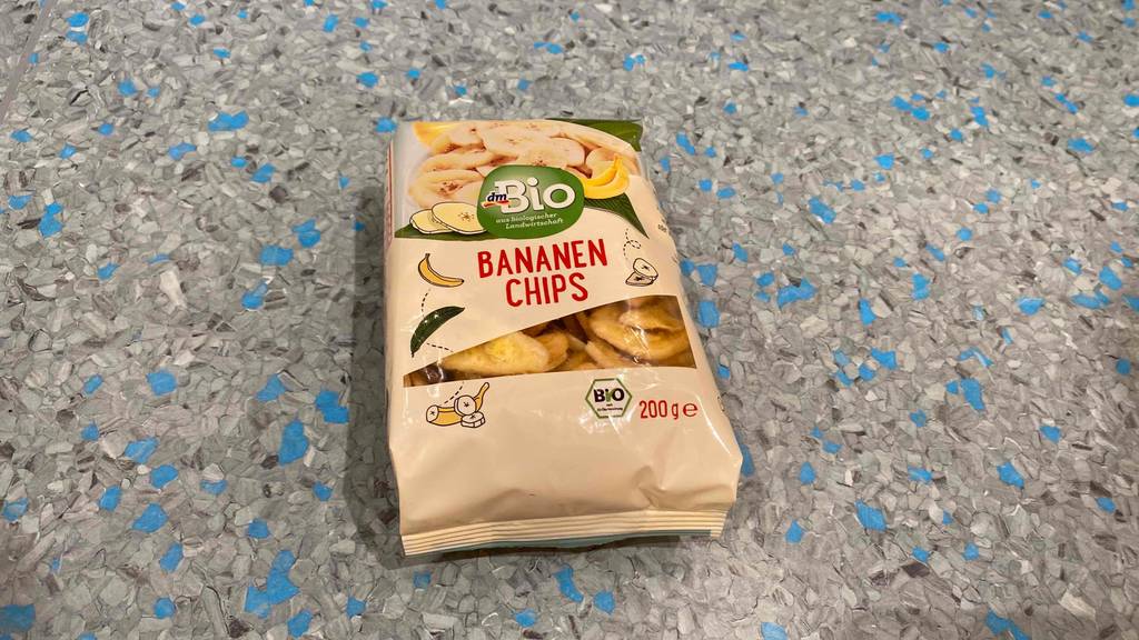 Bananenchips im Test: Eine Packung Chips auf Fließenboden