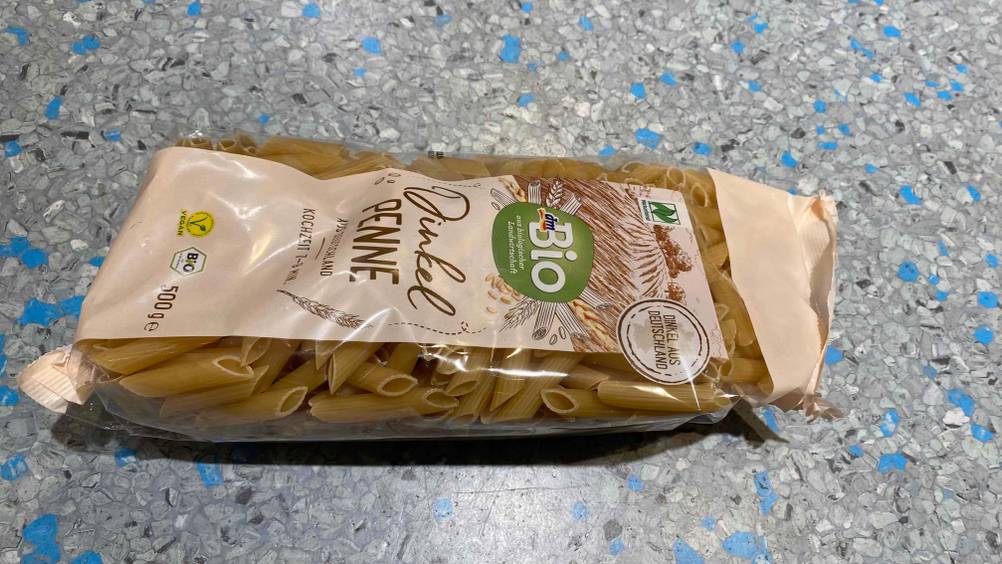 Dinkelnudeln getestet: Auf einer grauen Fläche liegt horizontal eine Packung.