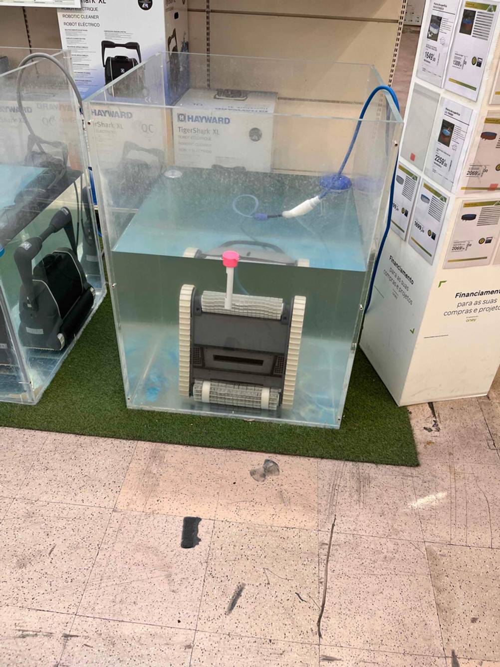 Poolreiniger im Test: Ein Gerät in einem durchsichtigen Wasserbecken