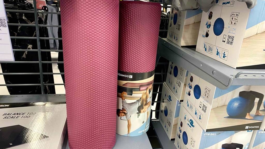 mehrere getestete Pilates-Rolle in einem regal stehend.