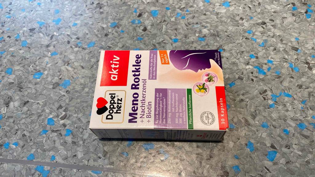 Rotklee-Kapseln getestet: Eine Packung horizontal auf einer graublauen Fläche.