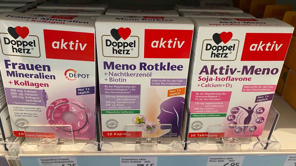 Im Test: In einem Regal stehen Rotklee-Kapseln neben anderen Produkten.