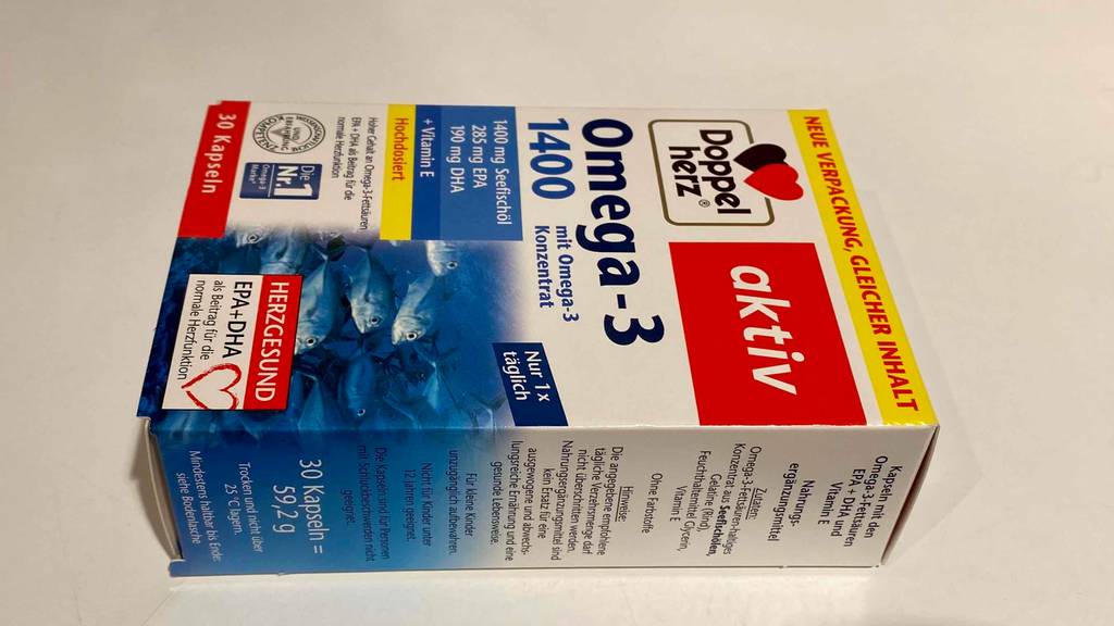 Omega-3-Öl getestet: Eine Packung auf hellem Untergrund