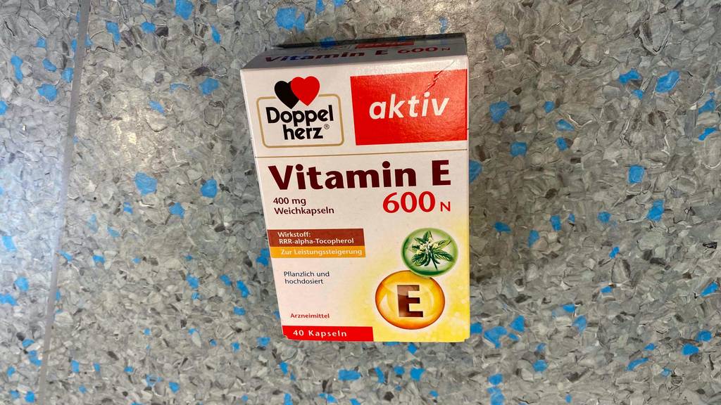Vitamin E getestet: Eine Packung liegt auf Fließenboden