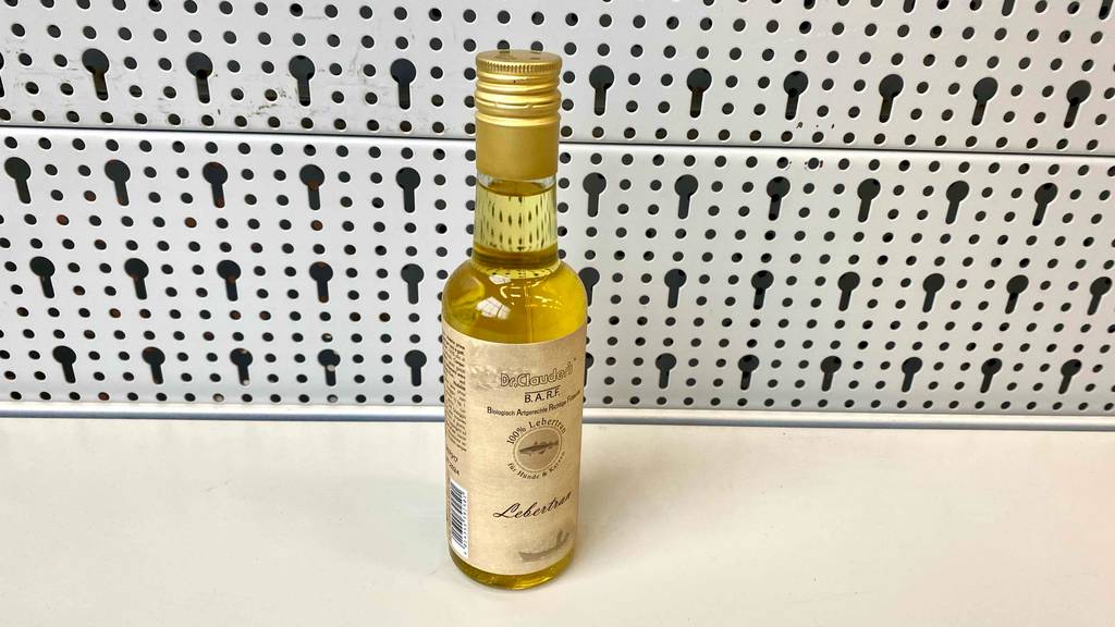 Lebertran getestet: eine verschlossene Flasche Lebertran im stehenden Zustand.