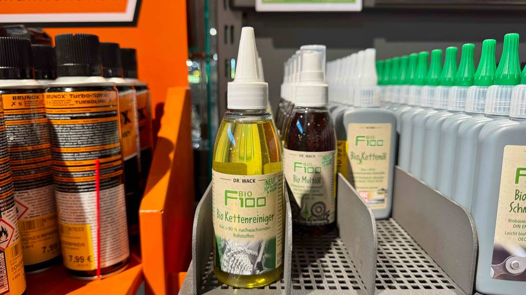 Kettenreiniger-Test: Die Dosierflasche mit dem Bio Kettenreiniger steht neben weiteren Reinigern im Verkaufsregal.