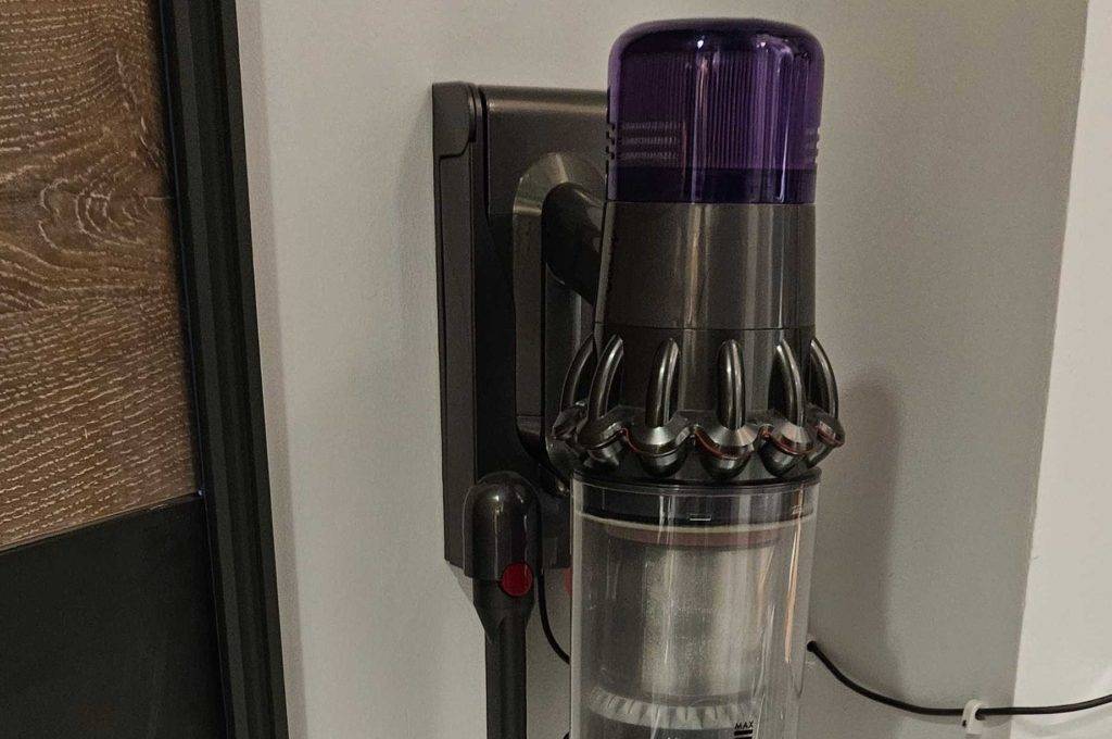 An einer hellen Wand ist ein getesteter Dyson Staubsauger montiert.