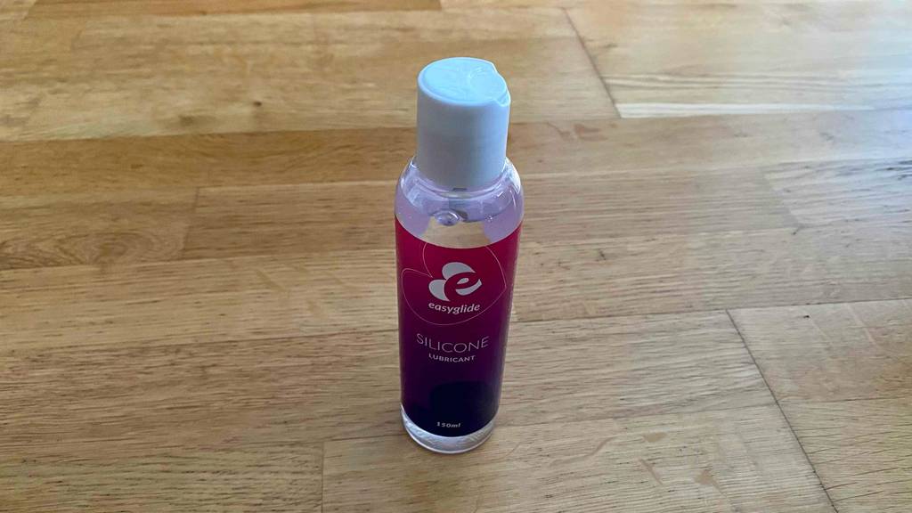 Nahaufnahme Verschlusskappe eines getesteten Silikon-Gleitgels.