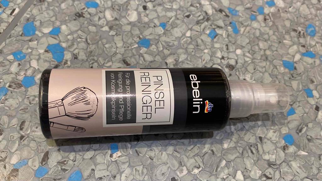 Pinselreiniger getestet: Eine Flasche liegt auf Fließenboden