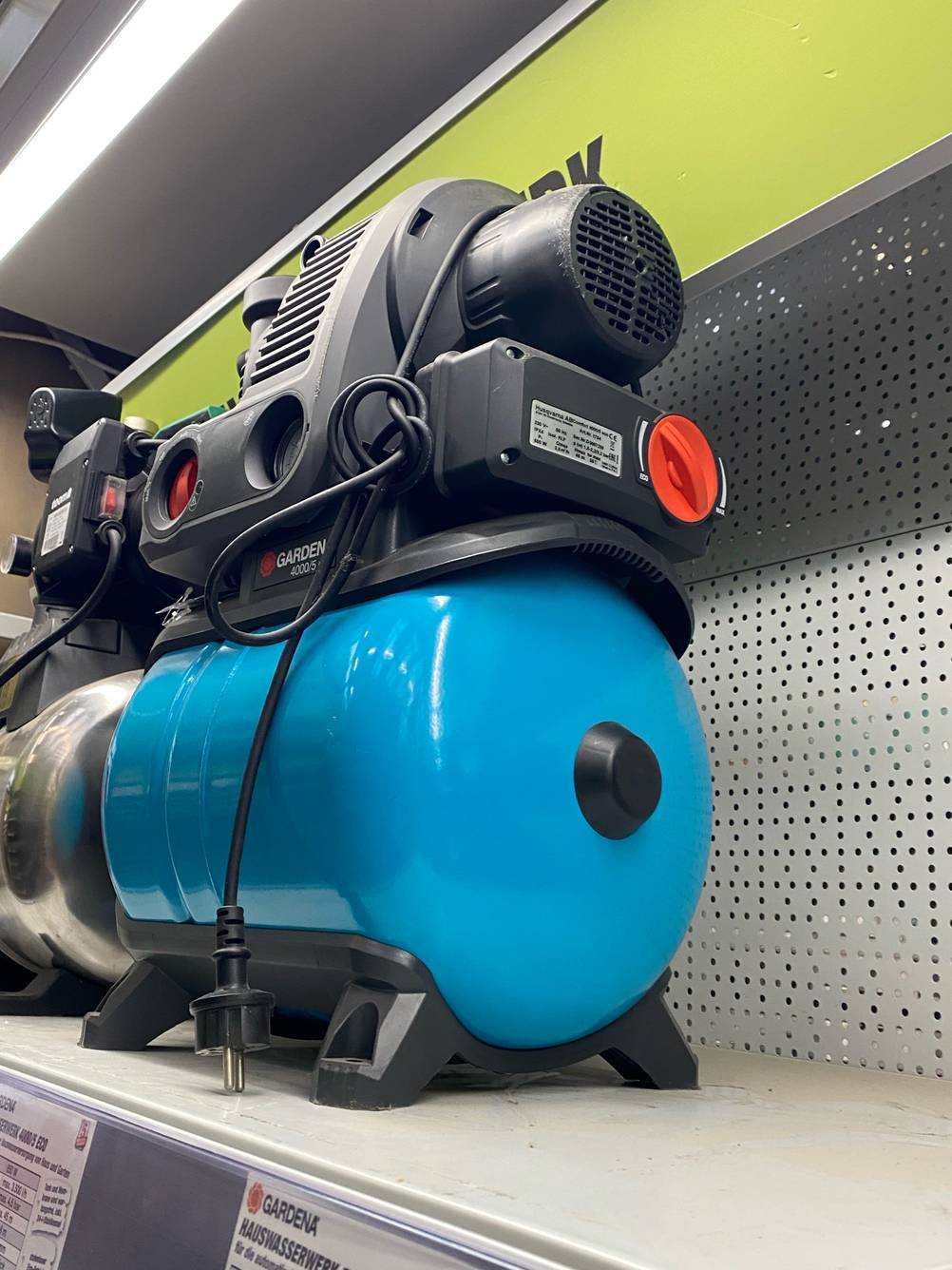Ein getesteter Hauswasserautomat von schräg unten in einem Regal stehend.