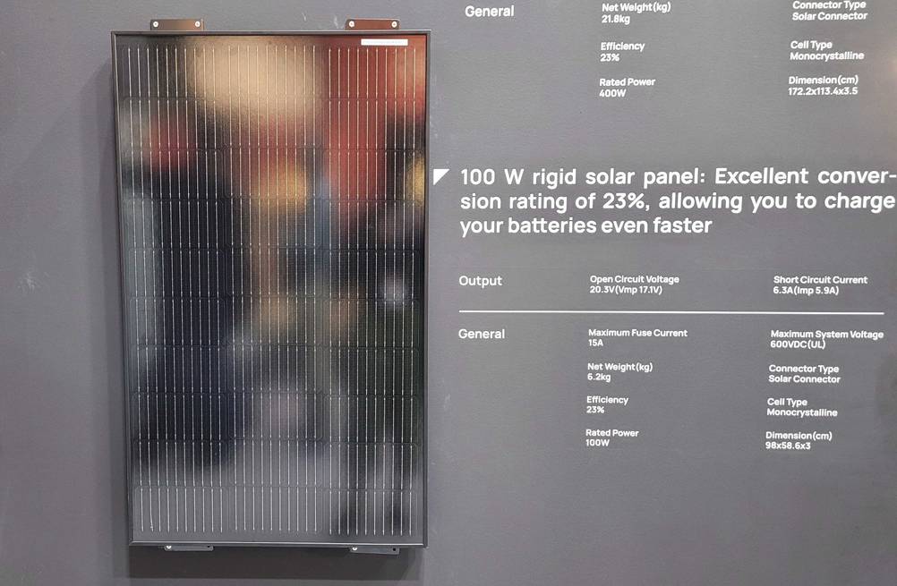 Solarpanel getestet: Ein Solarpanel auf einem grauen Hintergrund mit Spezifikationene aufgedruckt