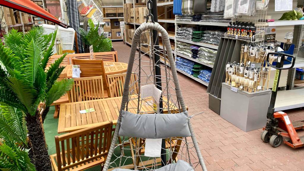 Rattan-Hängesessel im Test: oberer Teil eines Rattan-Hängesessels im Fokus.