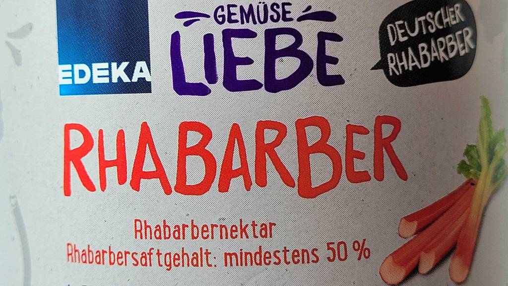 Rhabarbersaft - Nahaufnahme von Aufschrift der Flasche.