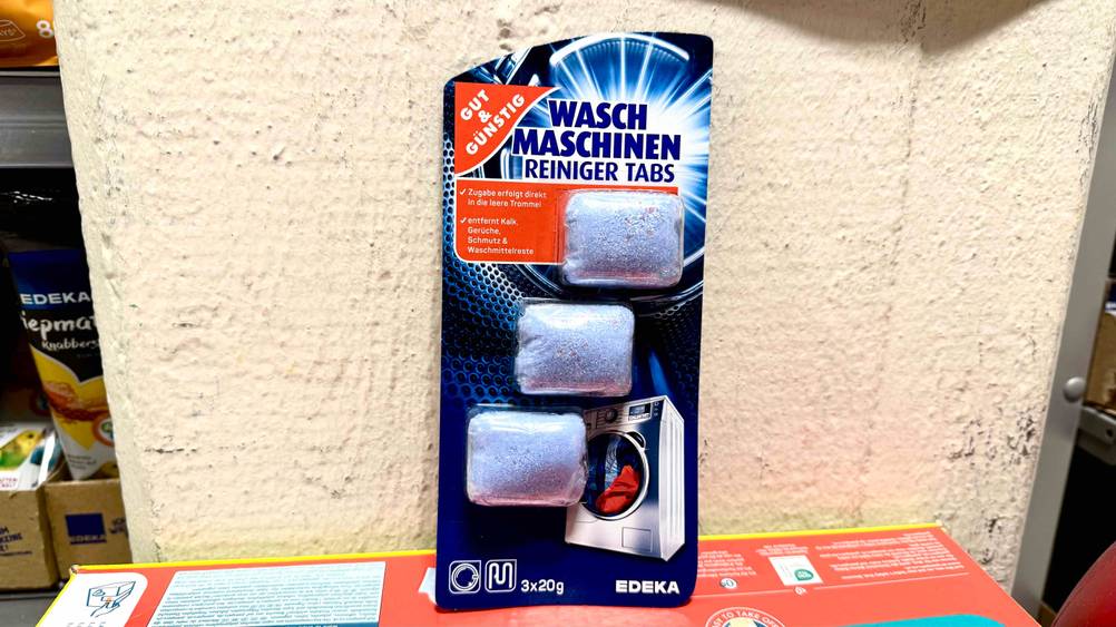 Anti-Kalk-Tabs Waschmaschine-Test: Die Waschmaschinen-Tabs lehnen an einer Wand.