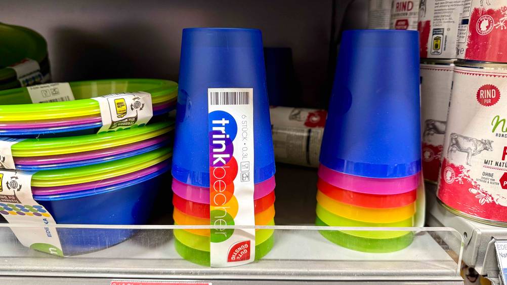 Mehrere Trinkbecher die getestet wurden stehen in einem Regal.