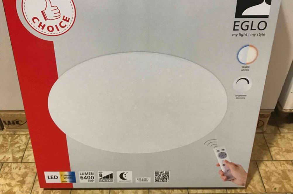 LED-Deckenleuchte mit Bewegungsmelder getestet: Eine verpackte Deckenleuchte steht auf einem Fließenboden.