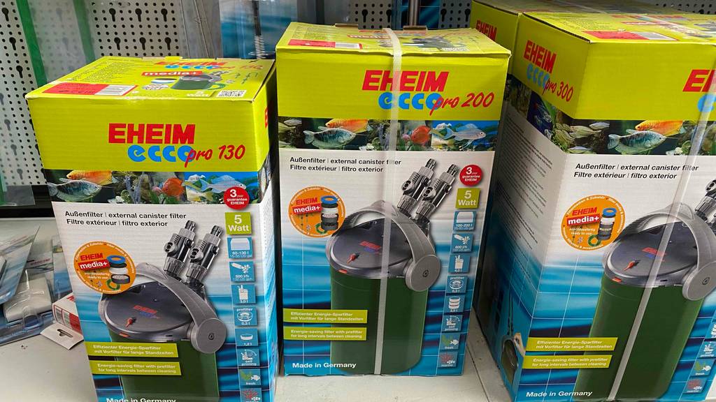 Im Test: Ein Außenfilter Aquarium 200 Liter steht neben anderen im Regal.