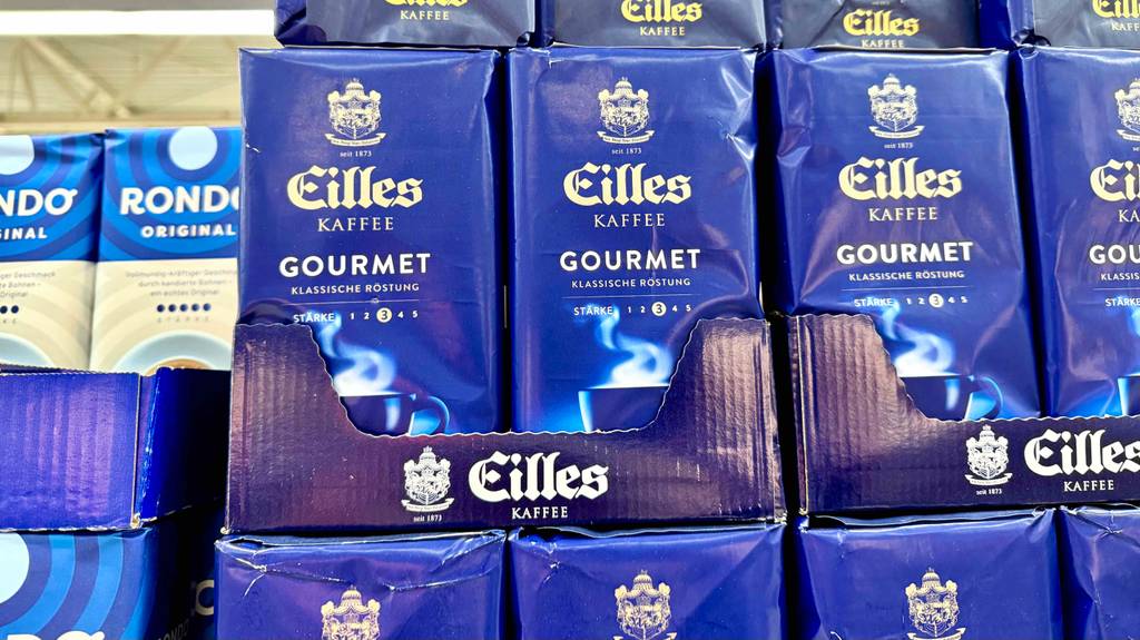Mehrere getestete Eilles-Kaffees mit der Stärke 3 sind in Kartons gefüllt.