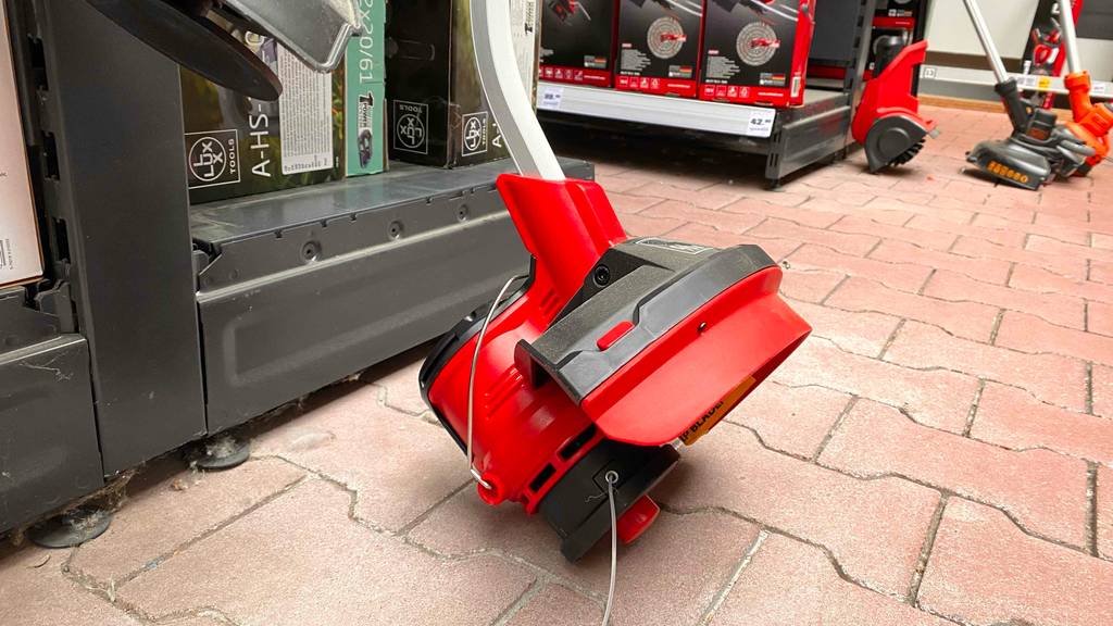 Einhell-Rasentrimmer im Test: unterer Teil eines Einhell-Rasentrimmers von der Seite ersichtlich.