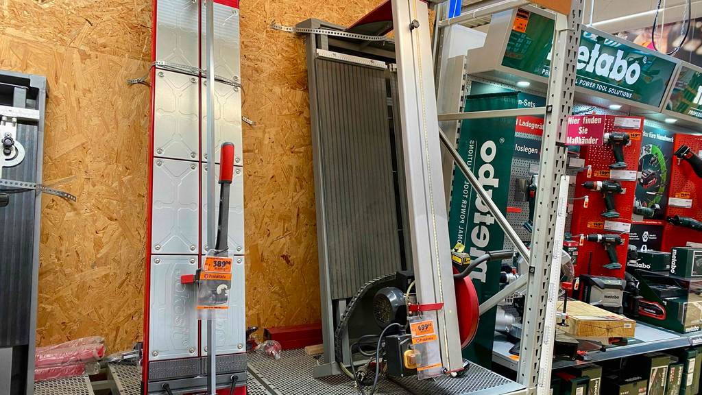 Getetstete Steintrennmaschine, mit Preisschild davor ersichtlich.