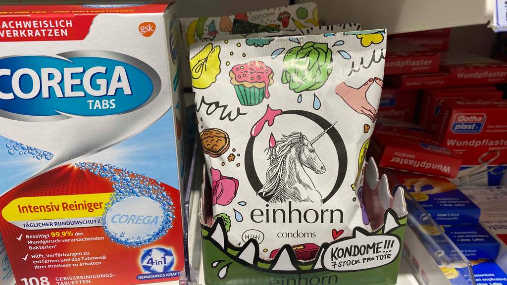 Einhorn-Komdome im Test: Einhorn-Kondome in einem Regal neben anderen Produkten.