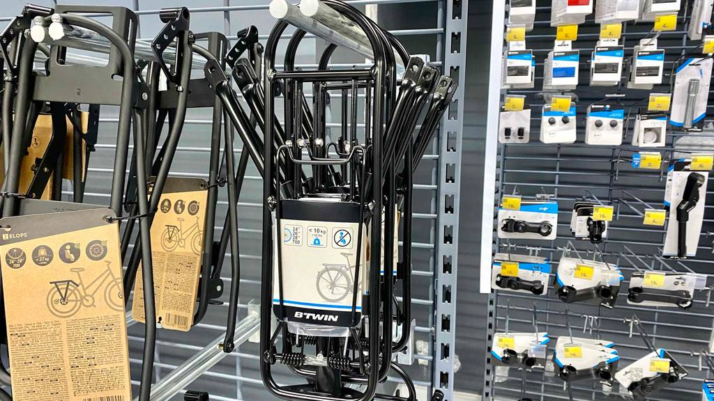 Fahrrad-Gepäckträger getestet: mehrere Fahrrad-Gepäckträger in einem Regal hängend.