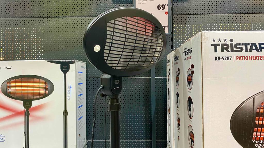 Der Kopf eines Elektroheizstrahlers im Fokus.
