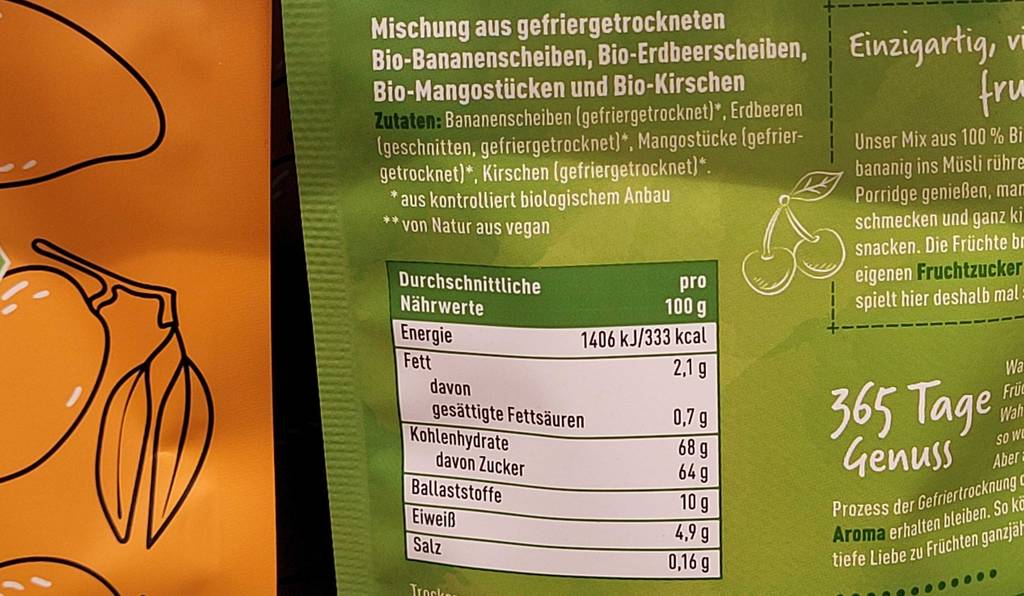 Rückseite der Verpackung der getesteten gefriergetrocknete Früchte mit Nährwertangaben darauf ersichtlich.