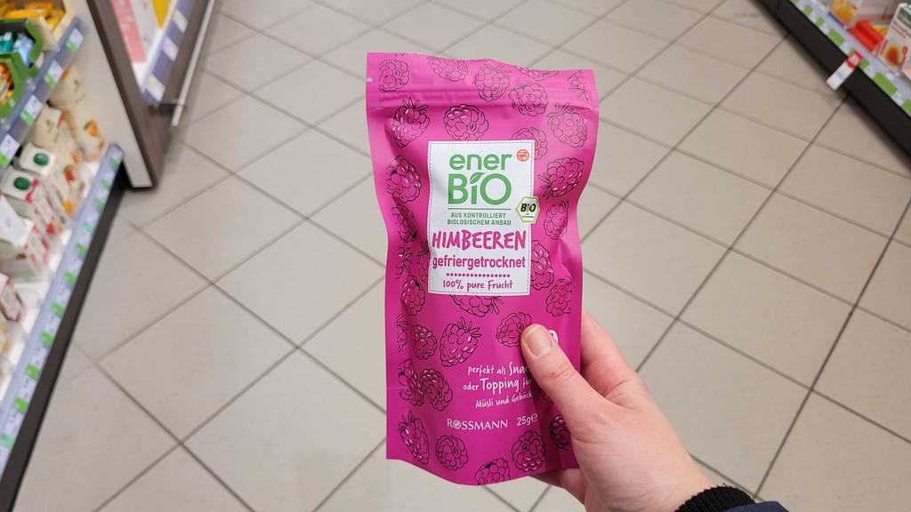 Test: Eine Packung gefriergetrocknete Himbeeren werden in der Hand gehalten.