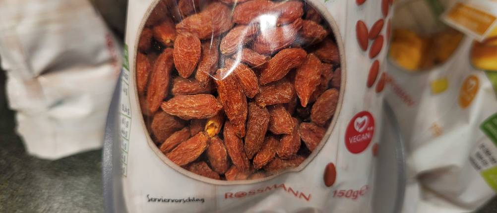 Im Test: Nahaufnahme der Goji-Beeren in einem Sichtfenster der Packung.