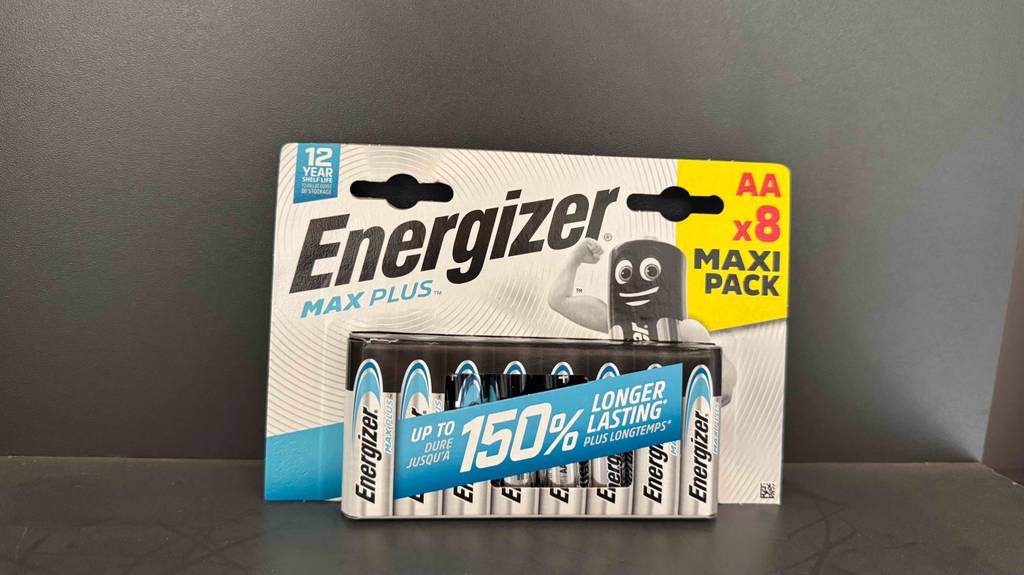 Test: Batterien sind vor einem dunklen Hintergrund ausgestellt.