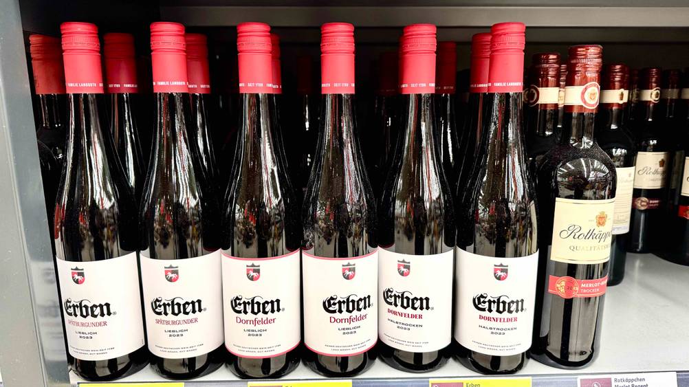 Mehrere Flaschen des getesteten Dornfelders stehen in einem Regal.