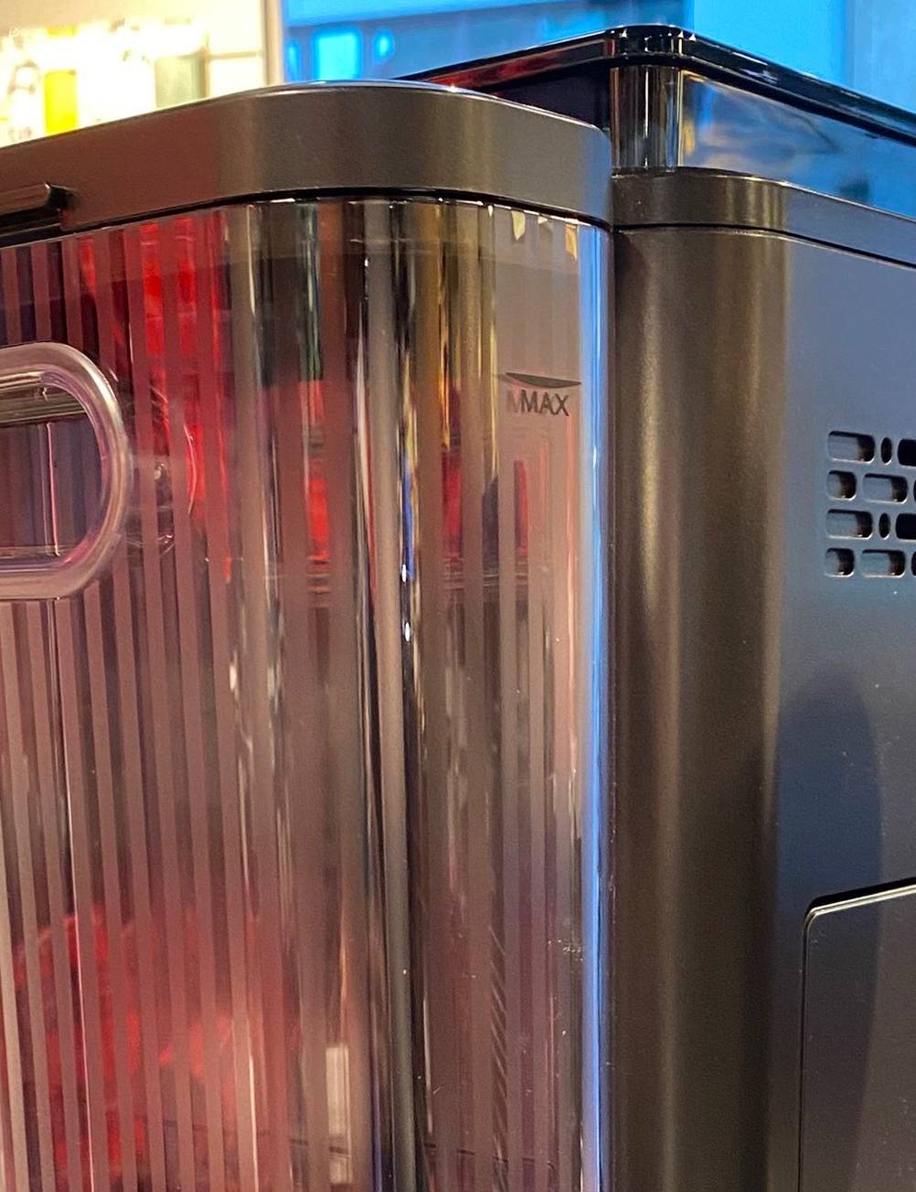 Im Test: Ein Melitta-Kaffeevollautomat von hinten inklusive Wasserbehälter.
