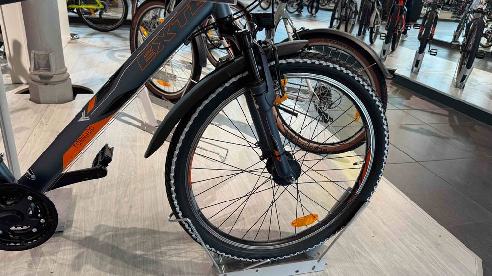 Mountainbike bis 500 Euro-Test: Der Vorderreifen eines Mountainbikes im Fokus.