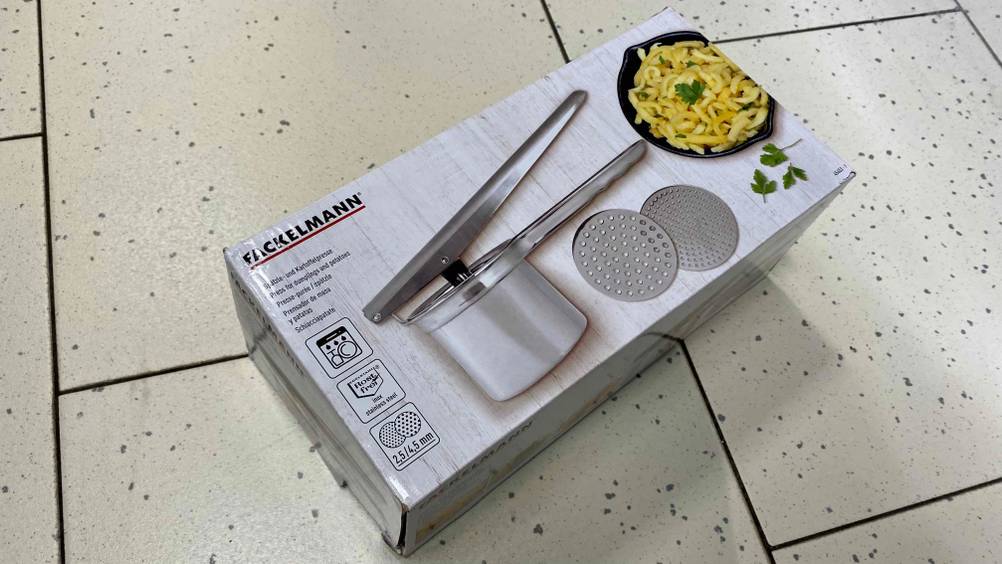 Spätzepresse-Test: Fackelmann Spätzepresse in Verpackung mit Hinweisen zum Produkt.