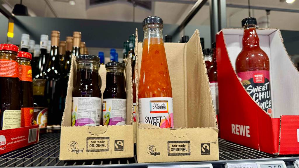 Getestete Sweet-Chili-Sauce ist in Karton einsortiert, der in einem Regal steht.
