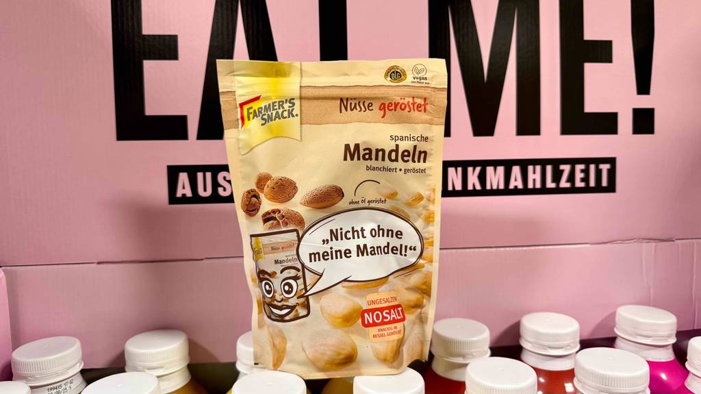 Die getesteten geröstete Mandeln stehen vor einem Aufsteller.