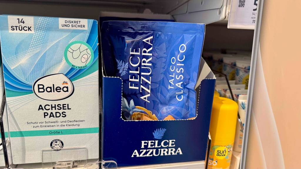 Getestetes Körperpuder befindet sich in einem Karton, neben Achsel-Pads.