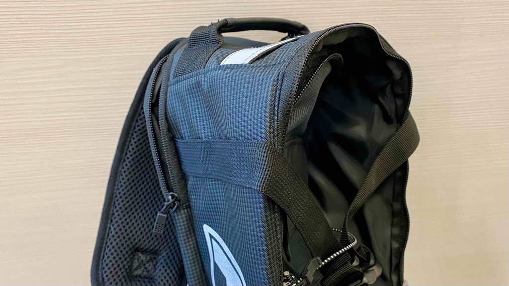 Gepäckträgertasche im Test: Nahaufnahme von der Seite einer schwarzen Gepäckträgertasche.