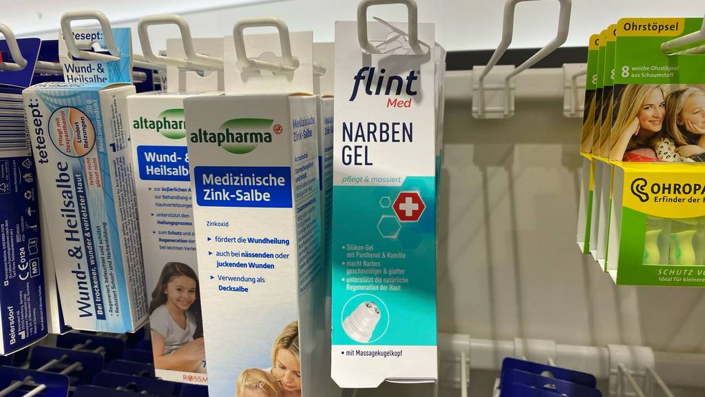 Im Test: In einem Regal hängen mehrere Packungen Narbengel neben anderen Produkten.
