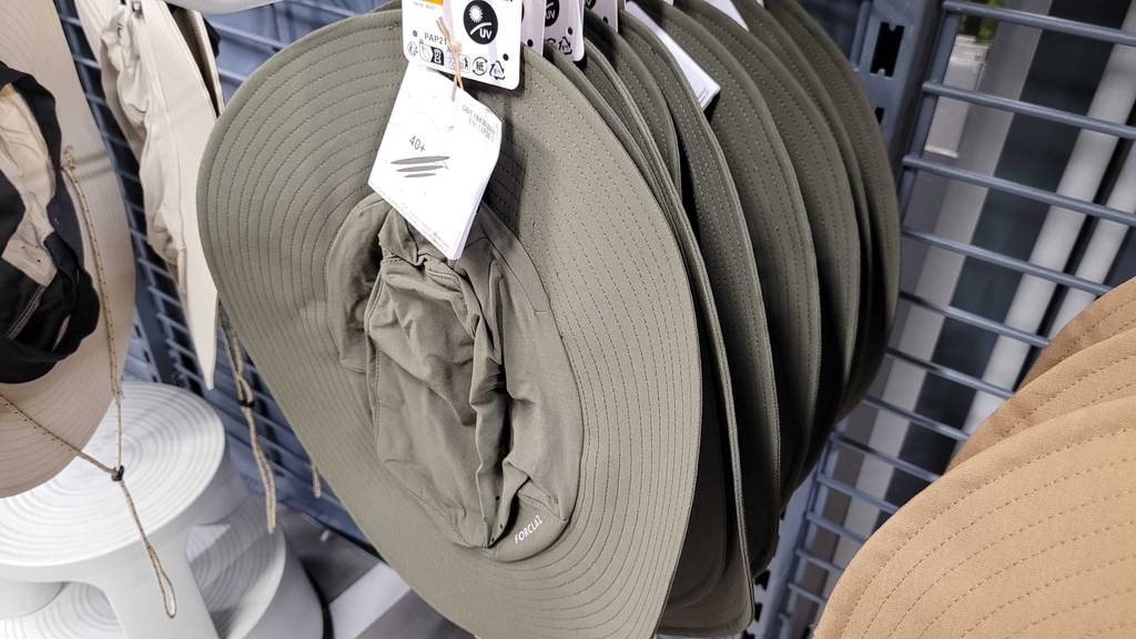 Mehrere Wanderhüte, die getestete wurden hängen in einem Regal, die einen UV-Schutz aufweisen.