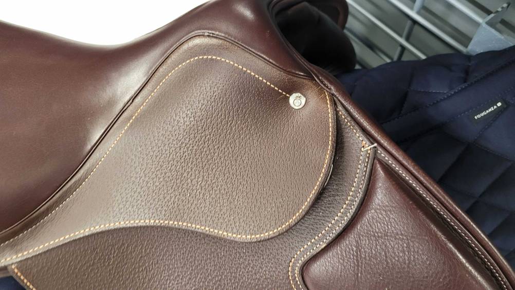 Im Test: Detailaufnahme eines Fouganza Springsattel von der Steigbügelaufhängung.