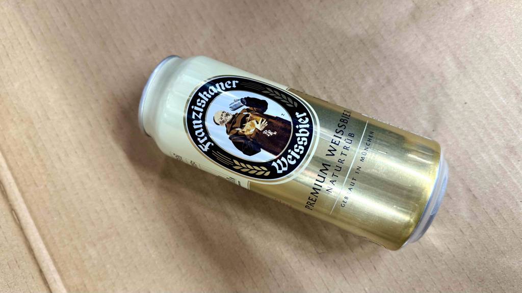 Die getestete Dose deutsches Bier von vorn ersichtlich auf einem Karton liegend.