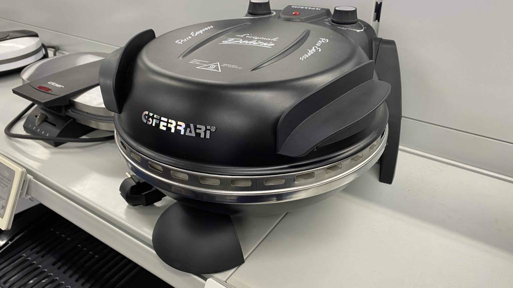 Ein getesteter Pizzamaker steht geschlossen auf einer hellen Fläche.