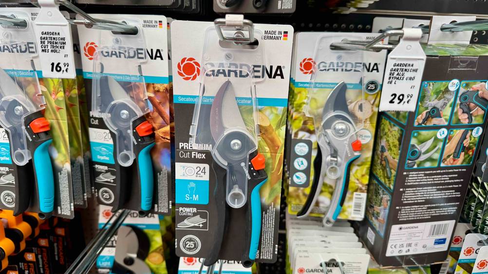 Die getesteten Gardena-Gartenscheren hängen in einem Regal.