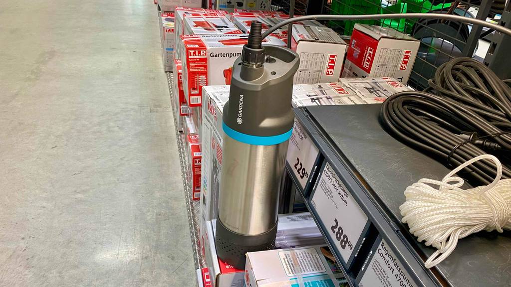 Tauchdruckpumpe getestet: Eine Tauchdruckpumpe von Gardena steht auf einer Verpackung.