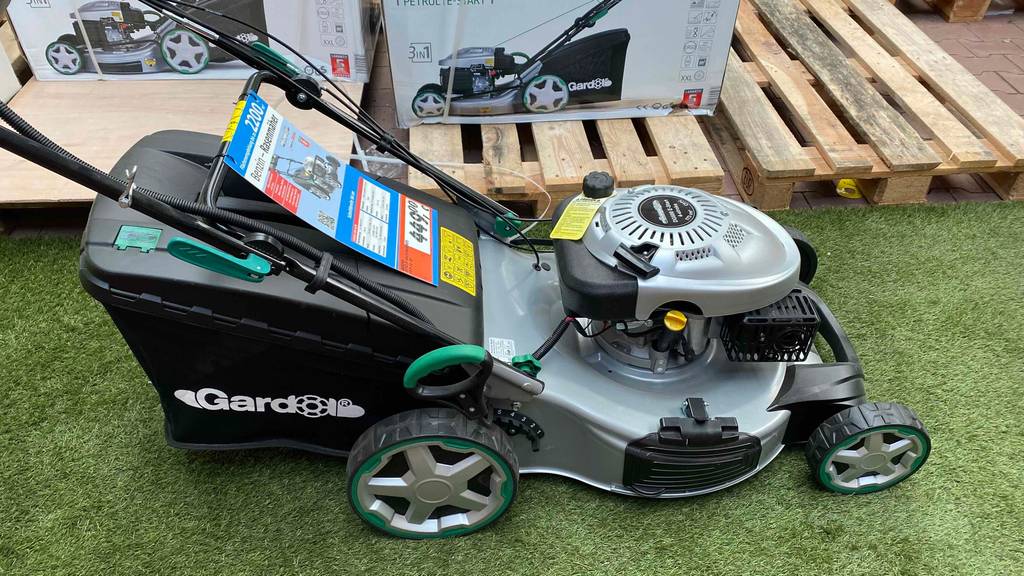 Rasenmäher-56-cm-Schnittbreite im Test: Rasenmäher von der Seite der Marke Gardol mit Preisschild darauf.