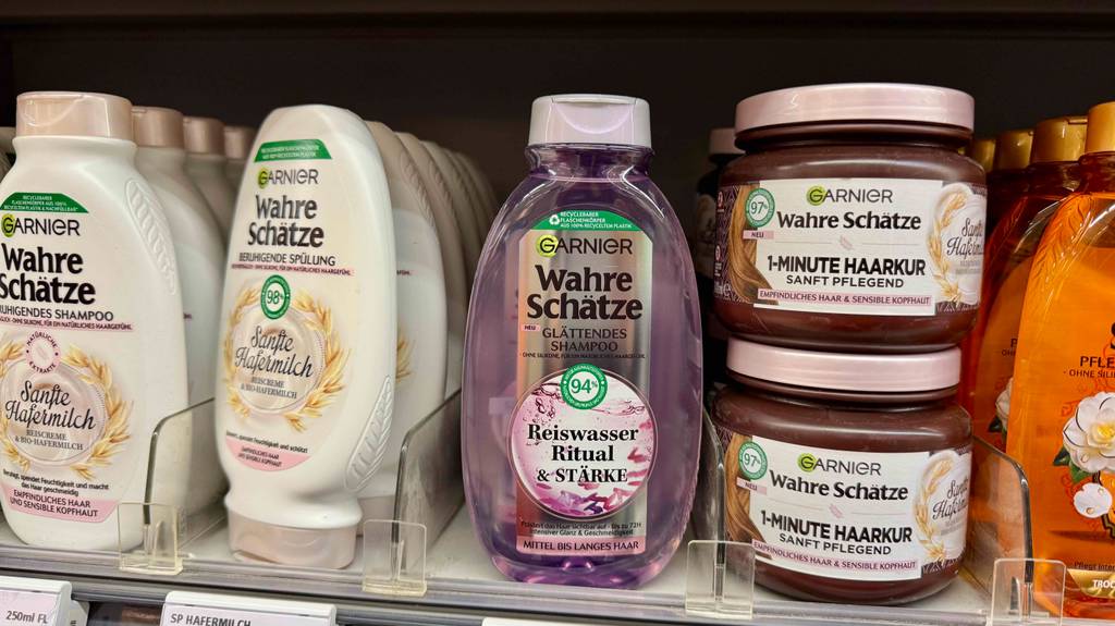 Getestet: Das glättende-Shampoo steht in einem Regal - neben anderen Haarpflegeprodukten.